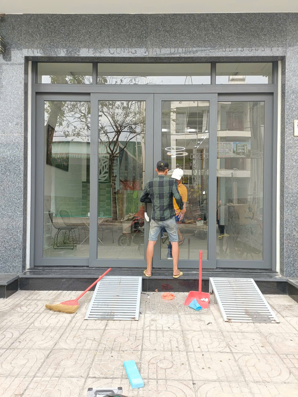 Tại sao cửa nhôm trượt quay 4 cánh chinh phục mọi ánh nhìn?