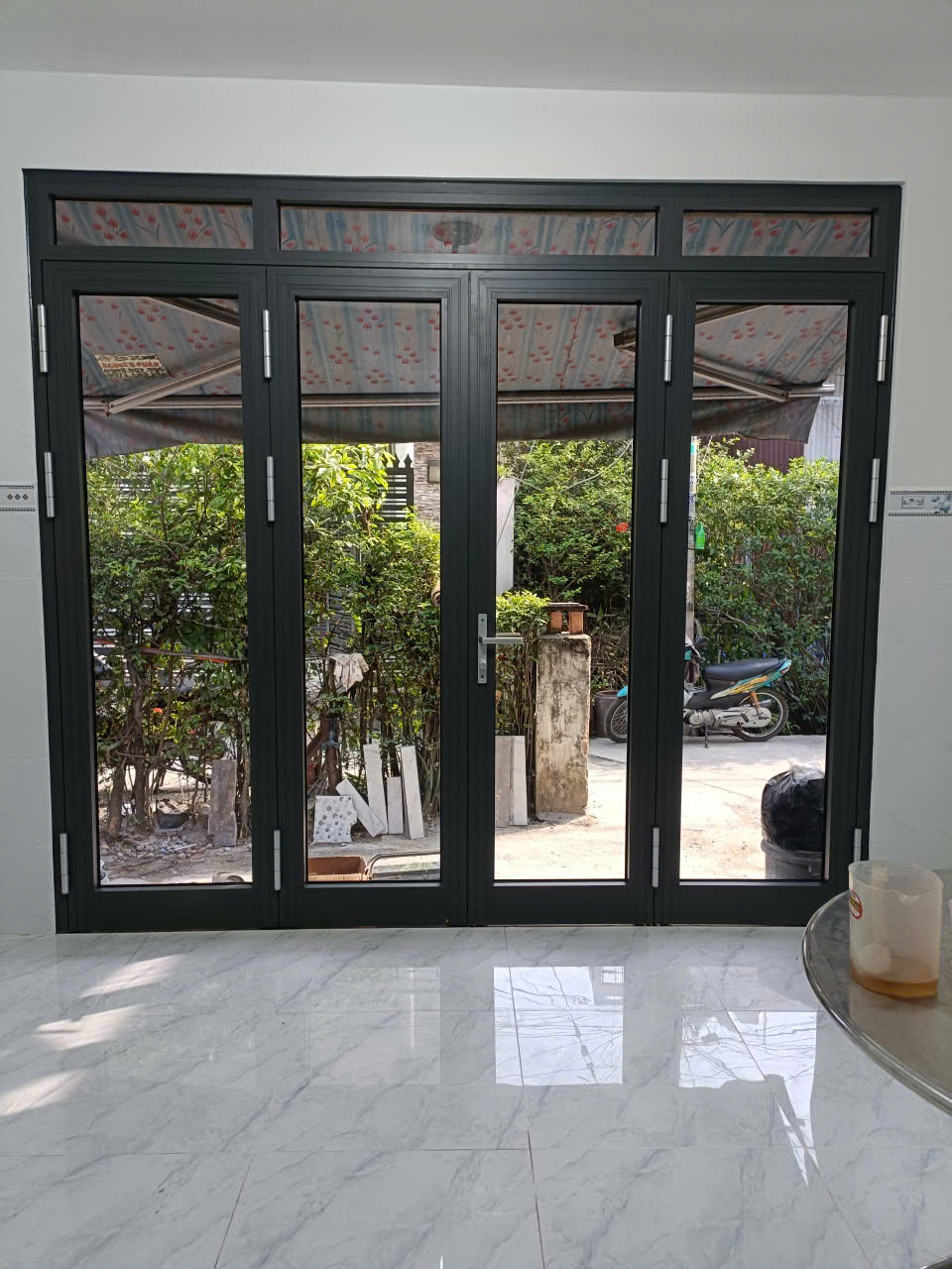 Cấu tạo của Cửa nhôm Xingfa màu đen gồm những gì?