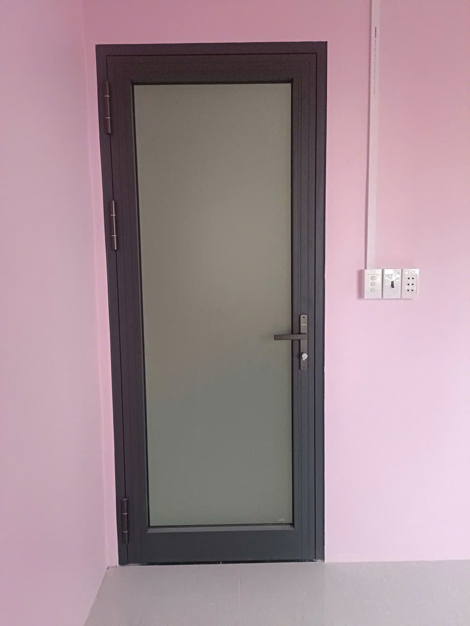 Cửa Nhôm Xingfa Phòng Ngủ Nên Chọn Kính Trong Hay Kính Mờ?