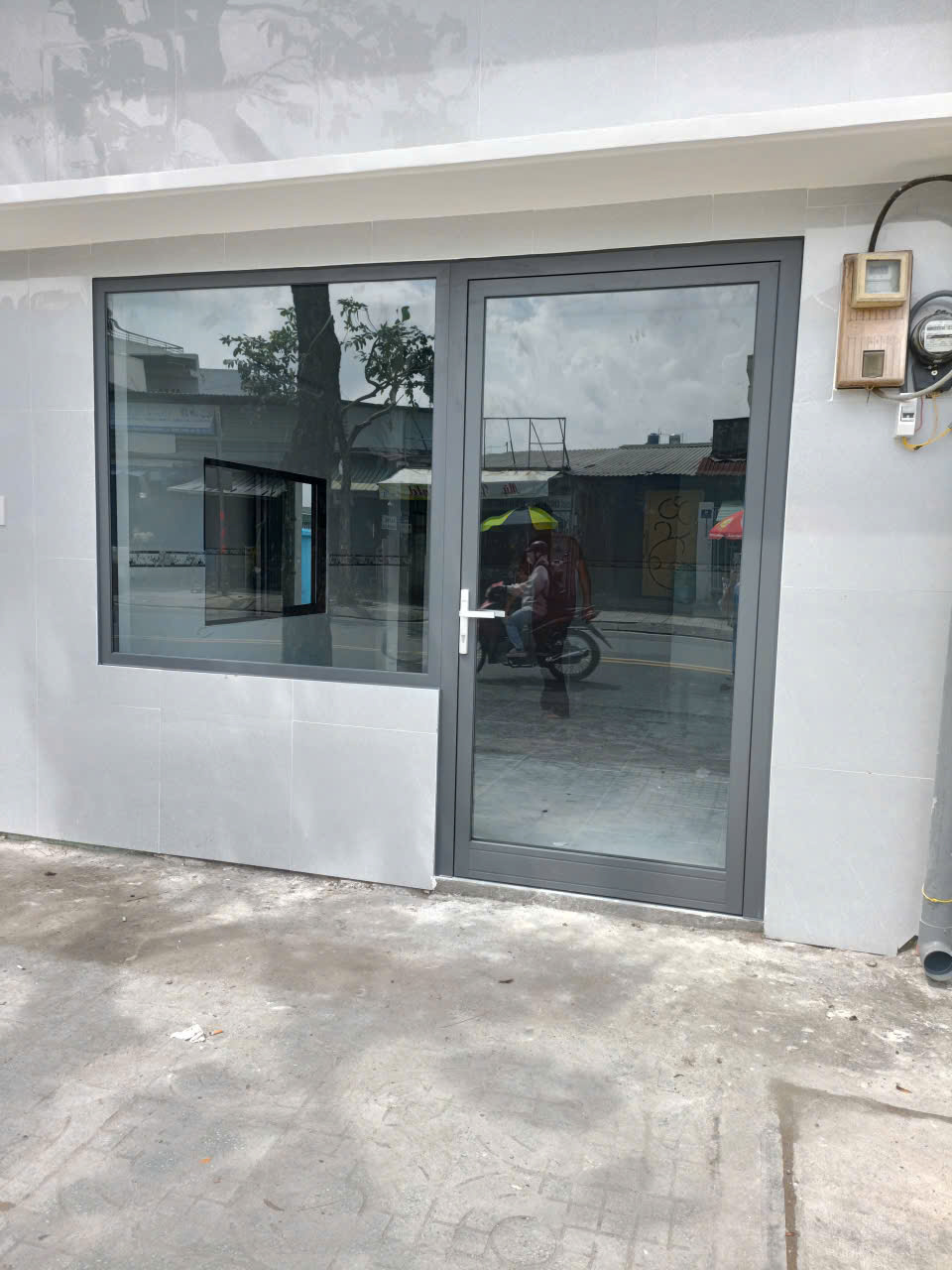 Khả năng kín khít và vận hành giữa hai loại cửa có gì khác?